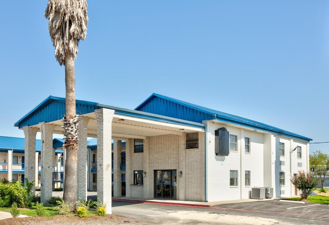 Super 8 By Wyndham Victoria - South - Hwy 59 Hotel Kültér fotó
